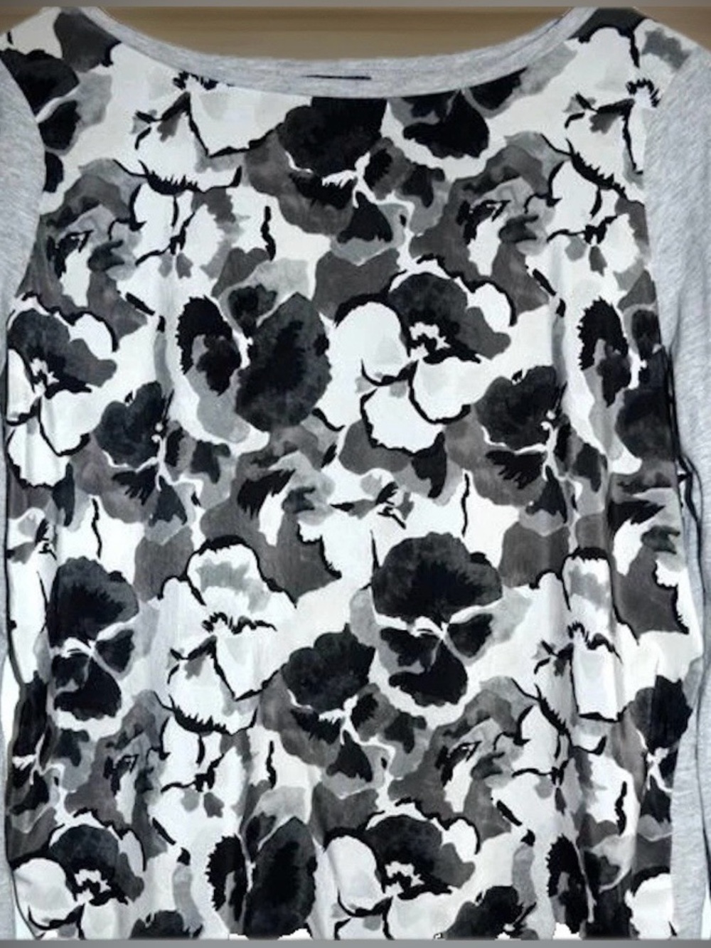 Gap Women’s Floral Top Medium Loungewear Gray, white, black.
